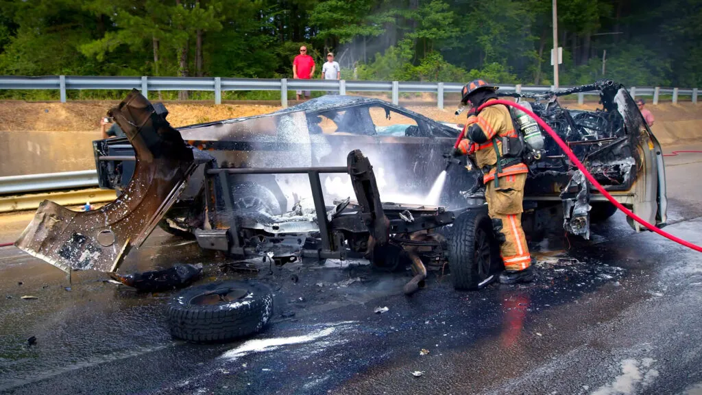 Cybertruck vs Ford F-150 a 179 km/h, ¿qué puede salir mal?