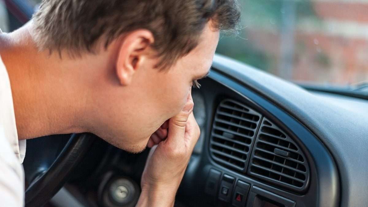 Cómo eliminar malos olores del aire acondicionado del coche
