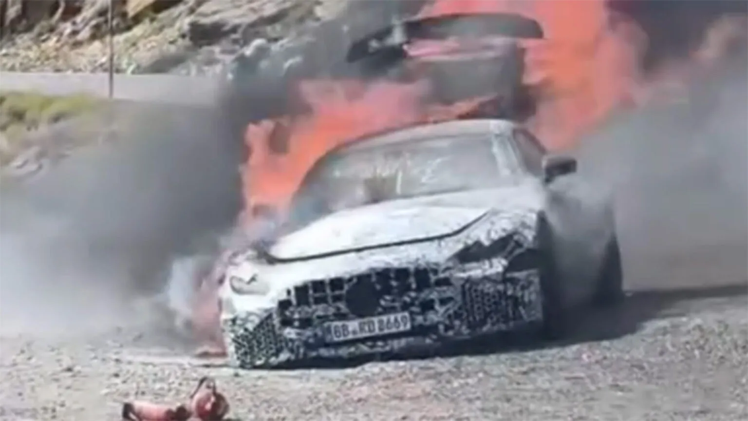 Un prototipo Mercedes-AMG GT arde en Granada